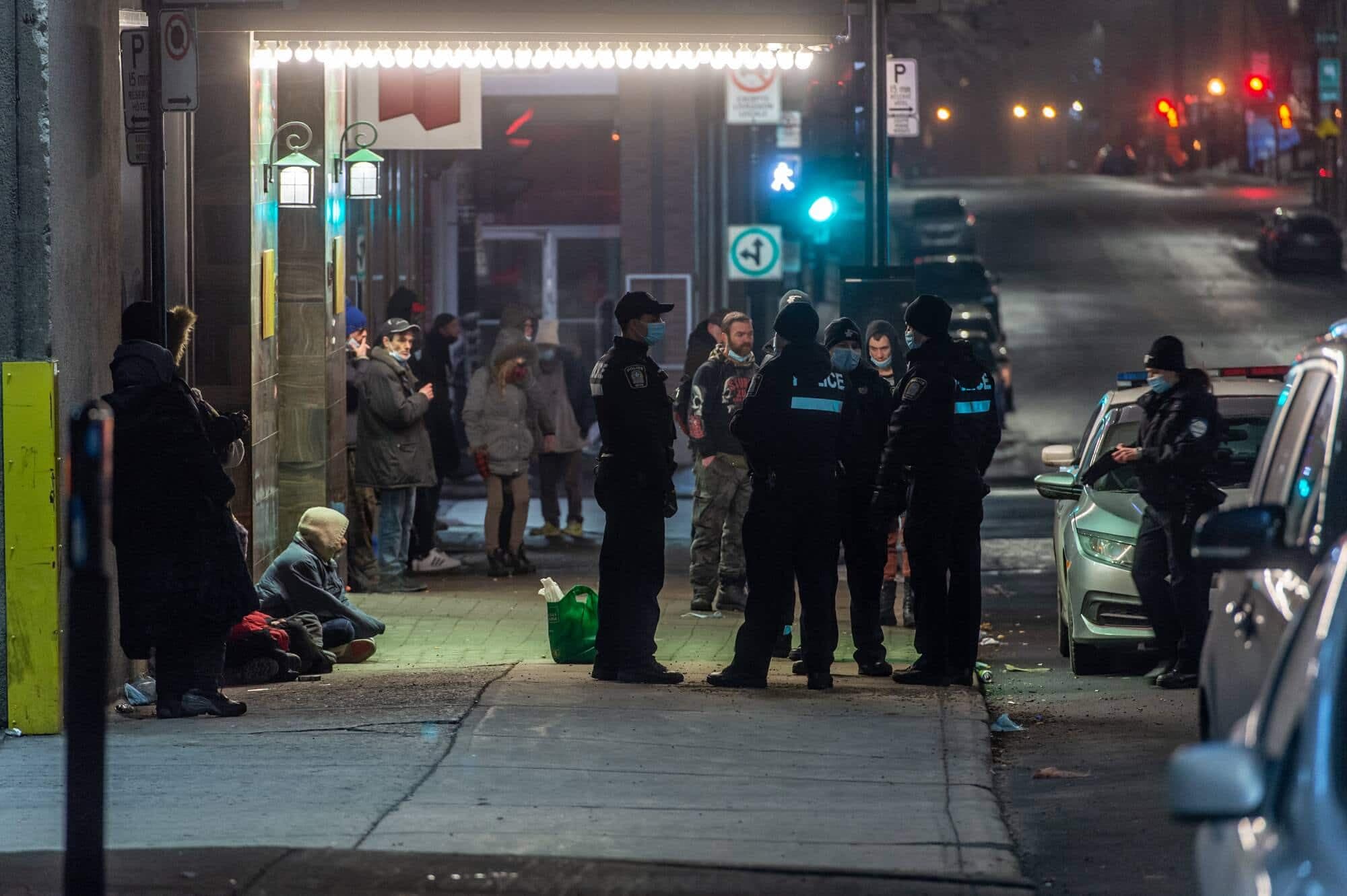 Intervention des policiers du SPVM dans un centre provisoire pour itinérants situé rue Saint-Hubert, à l’angle de Sainte-Catherine, à Montréal. Le 14 janvier 2021. ERIK PETERS/AGENCE QMI