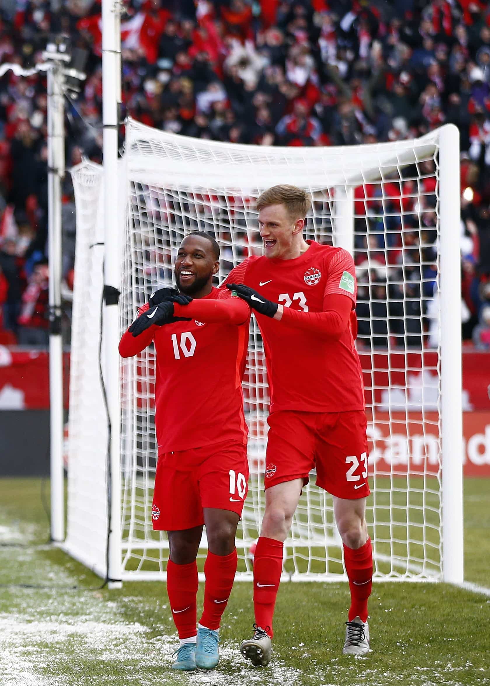 Junior Hoilette, numéro 10, célèbre un but avec Scott Kennedy, numéro 23.