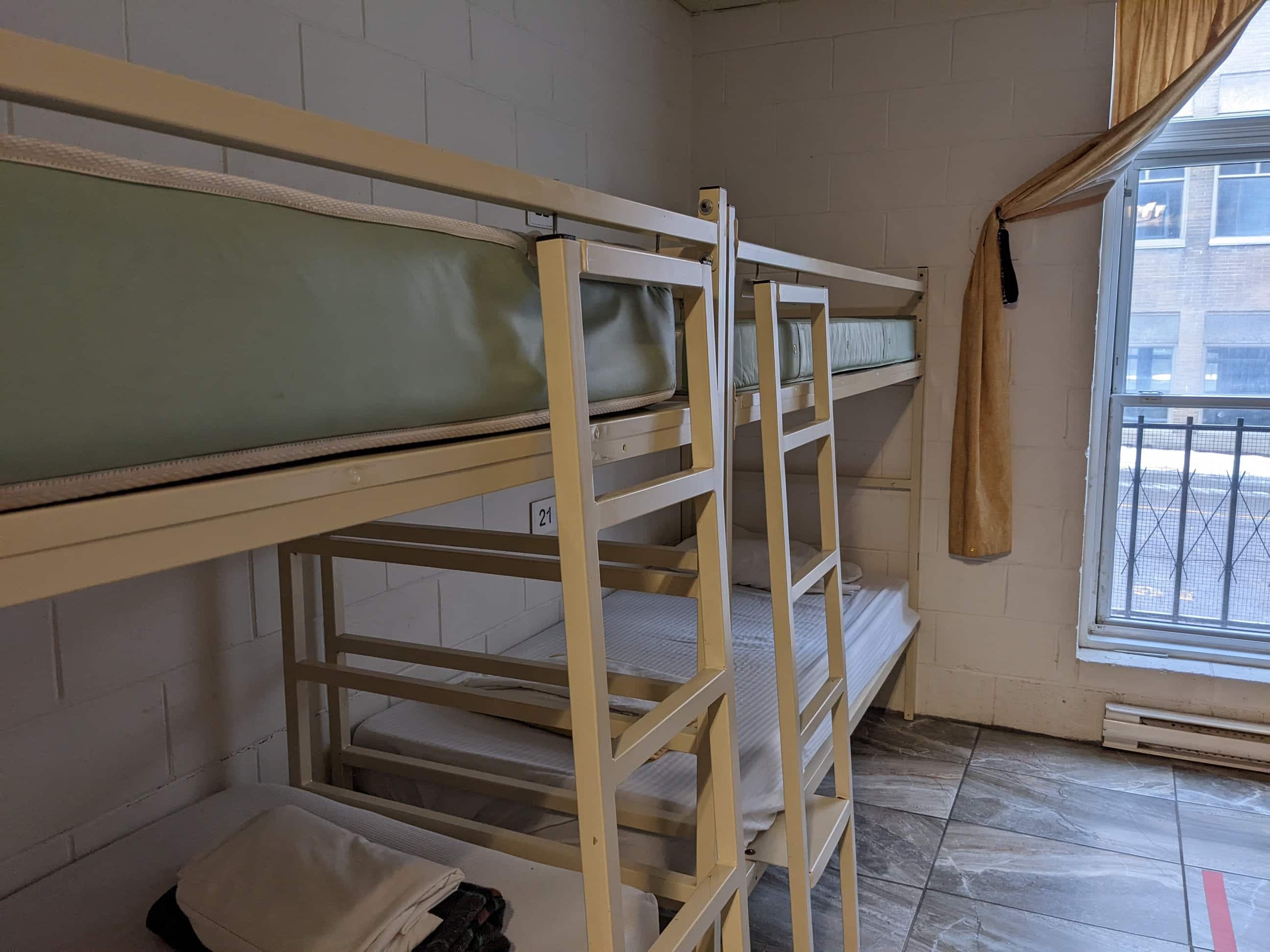 Comme ici, seulement deux lits sur quatre peuvent être utilisés par les personnes itinérantes