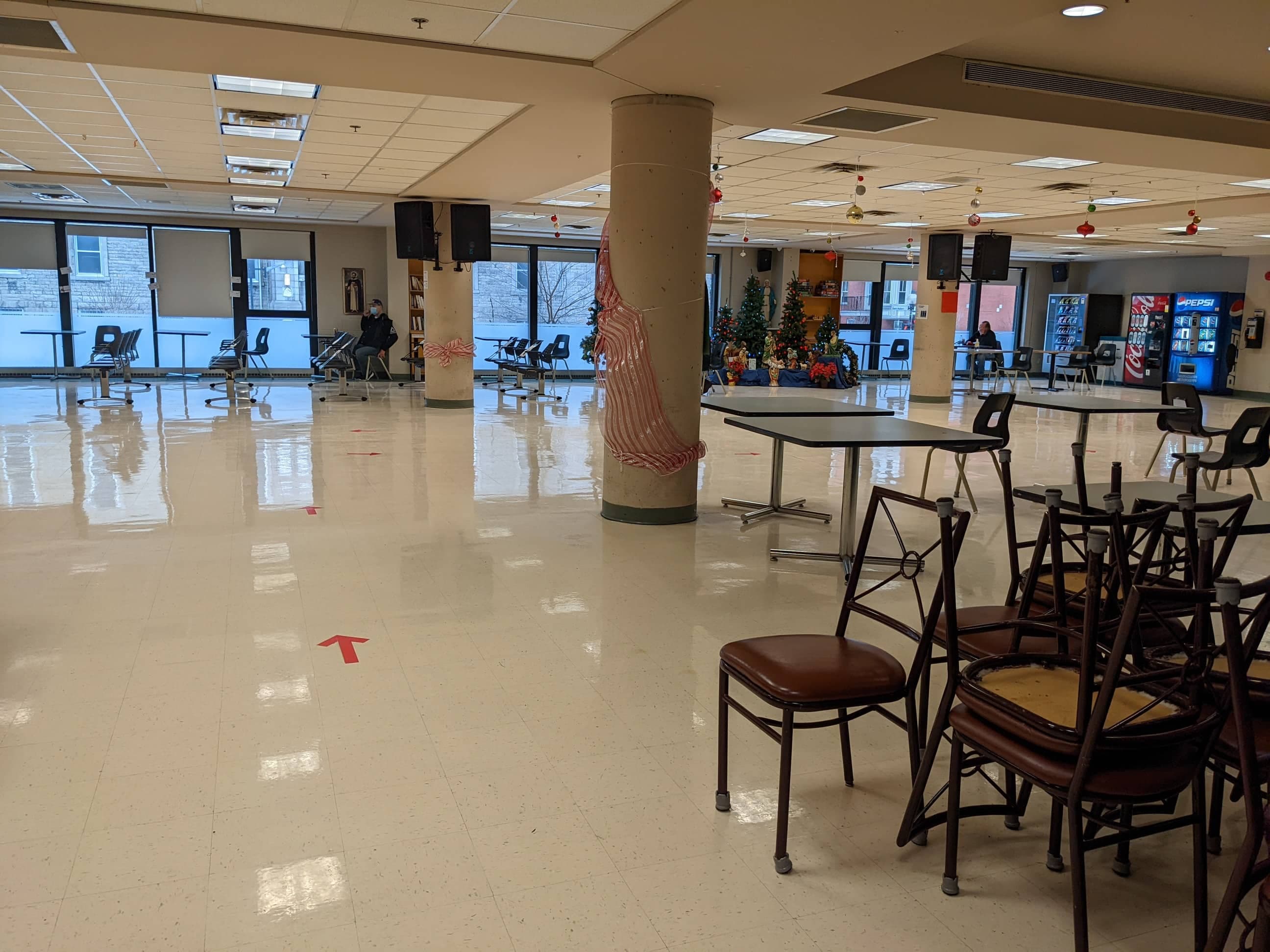 Alors que la salle pour accueillir les personnes itinérantes est habituellement bien occupée, elle est depuis l'éclosion bien tranquille