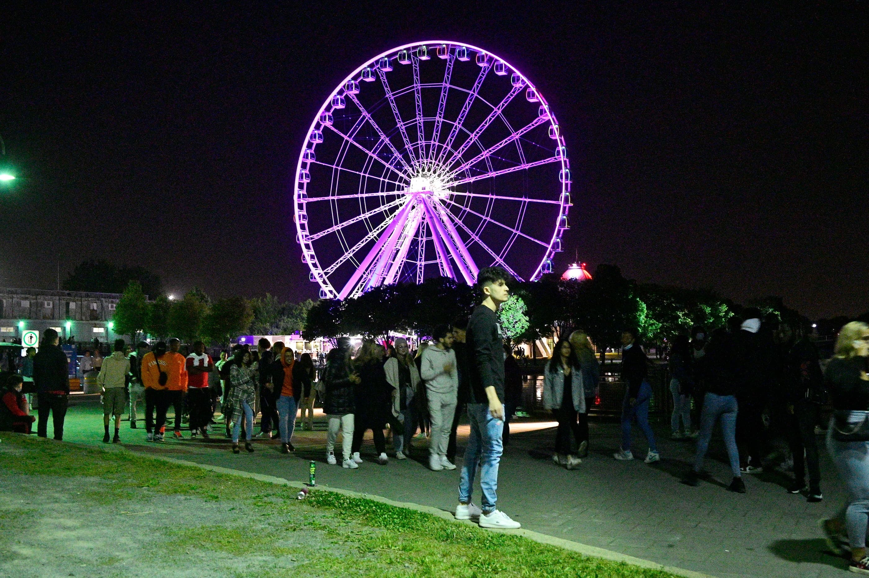 Plusieurs gens ont fait la fête près de la Grande roue du Vieux-Port, vendredi soir.