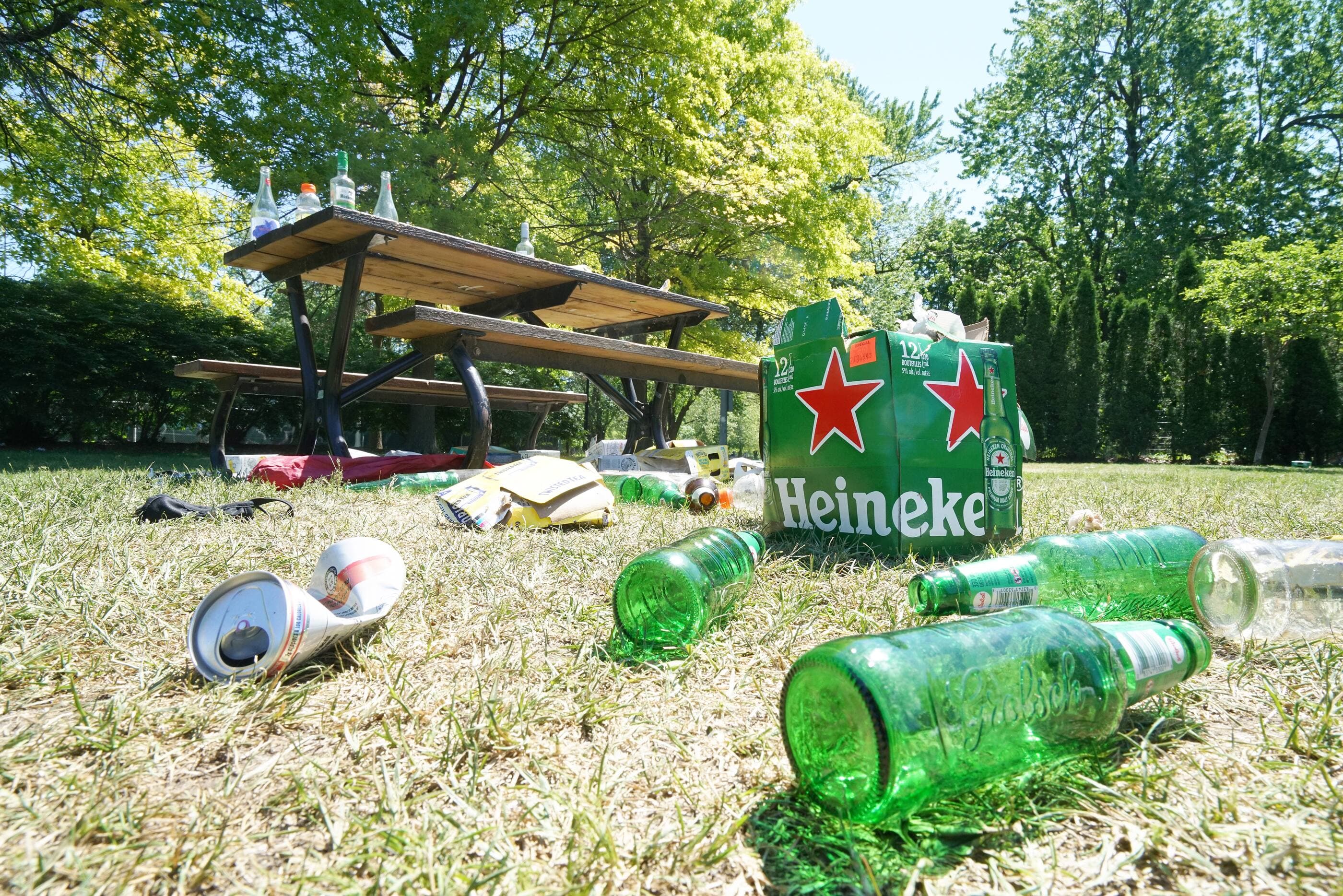 Des déchets jonchant le sol samedi matin à la suite d’un rassemblement au parc La Fontaine, à Montréal.