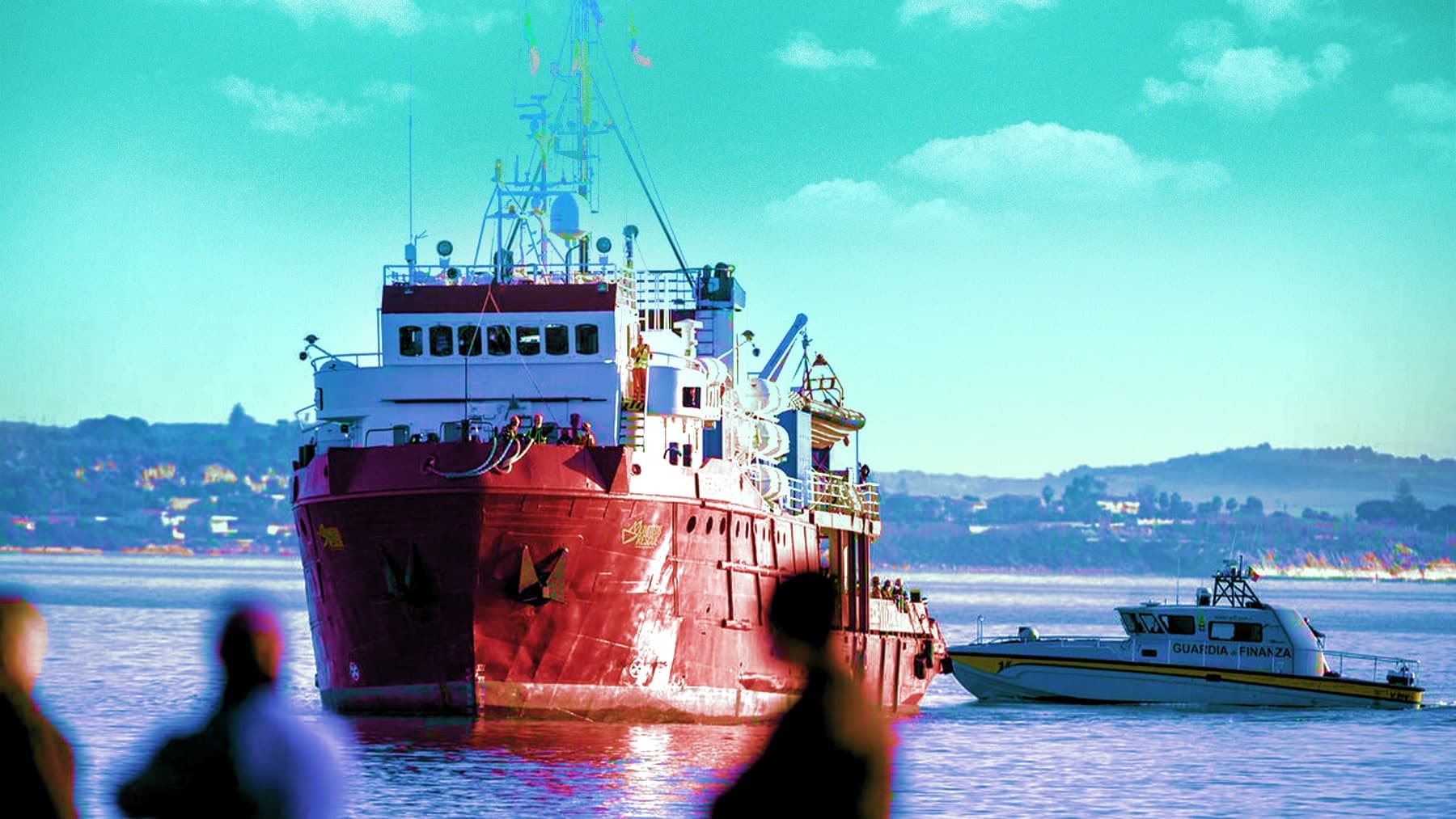 Un bateau de migrants secourus en mer arrive en Italie.