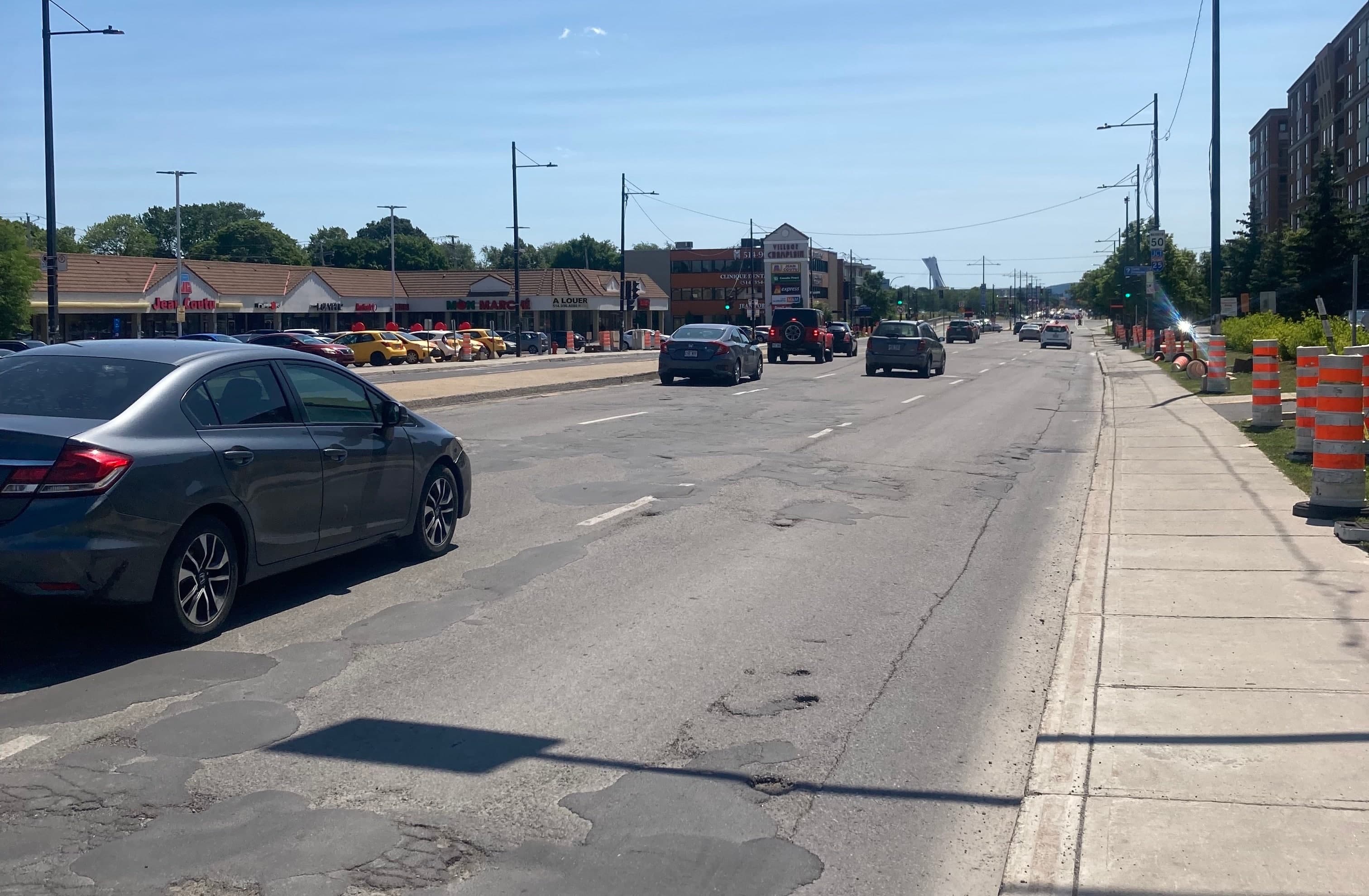 Au moins, il y a un trottoir.