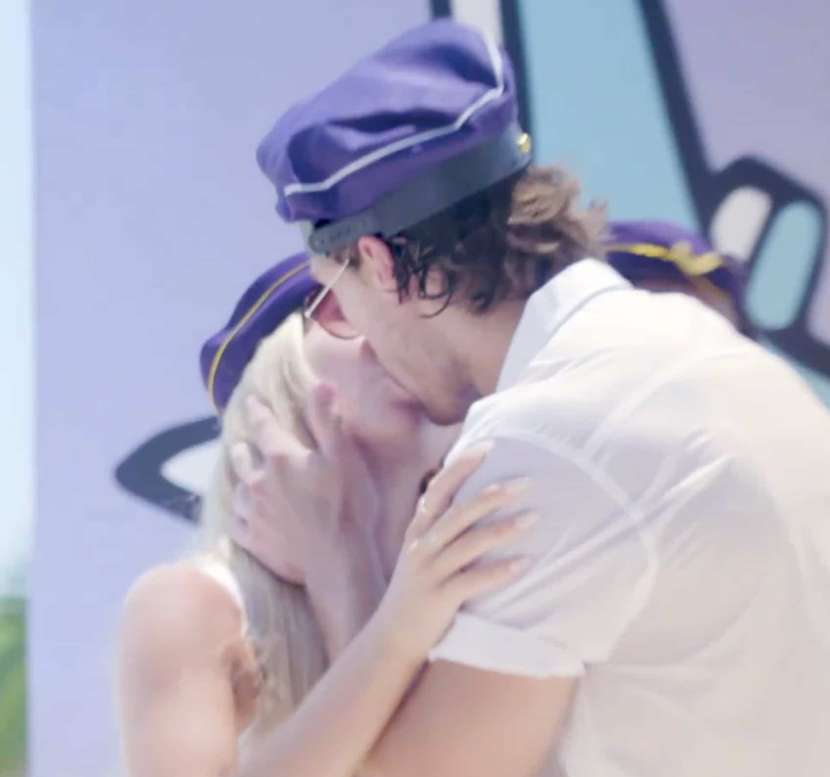 À 22 ans, Samuel a beaucoup a apprendre avant de remplir les critères d'homme mûr de Sandrine.