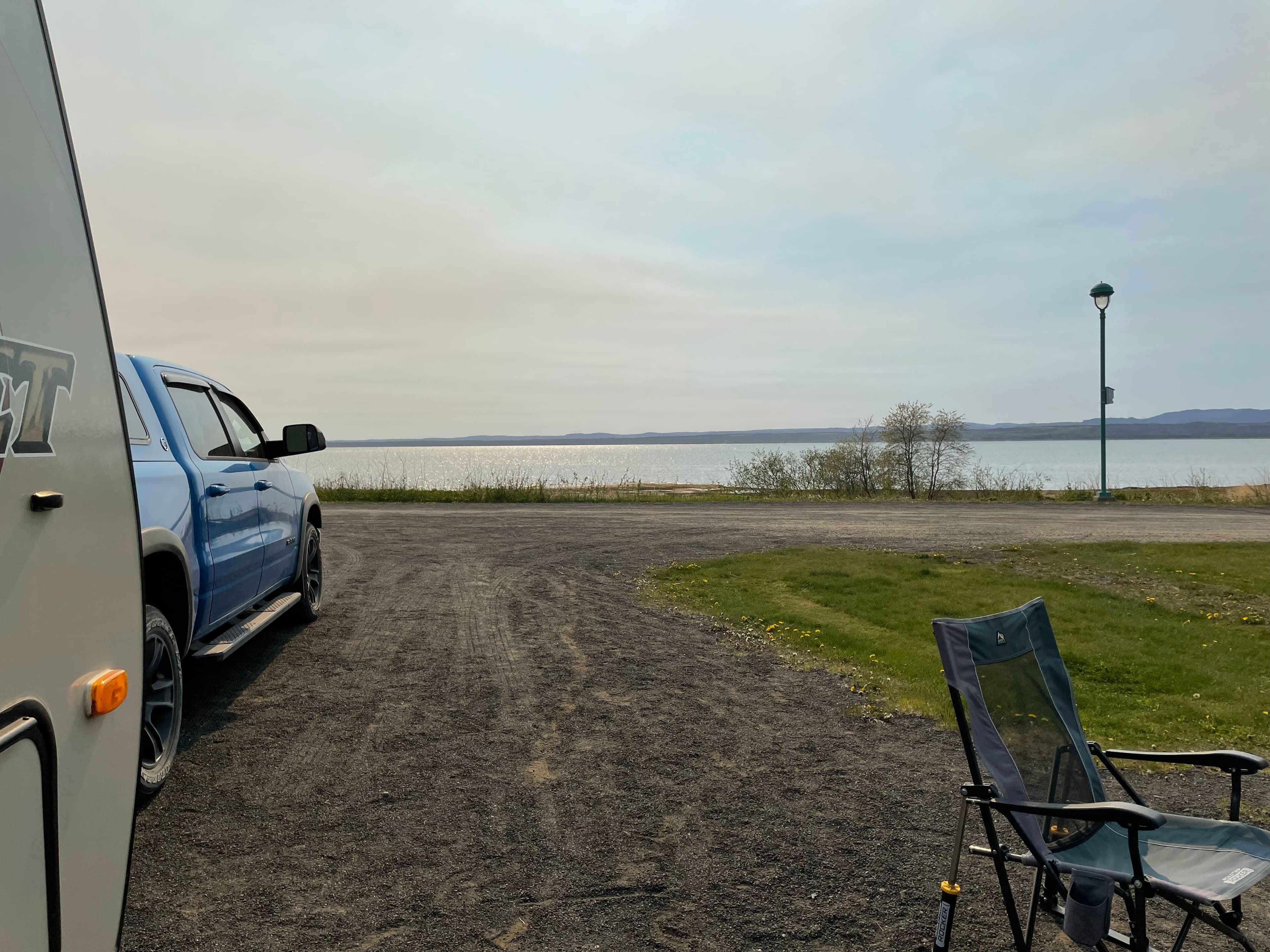 Une des roulottes stationnées face à la baie des Sept Îles.