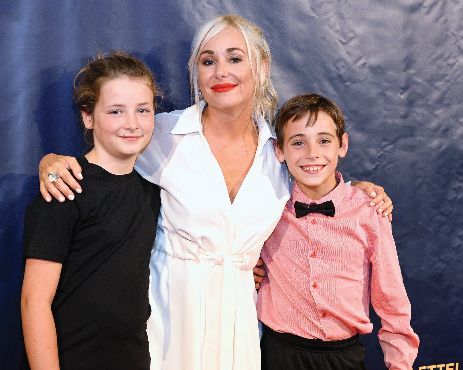 Le 28 juillet, ses fils, Manoé et Miro, l’accompagnaient sur le tapis rouge.