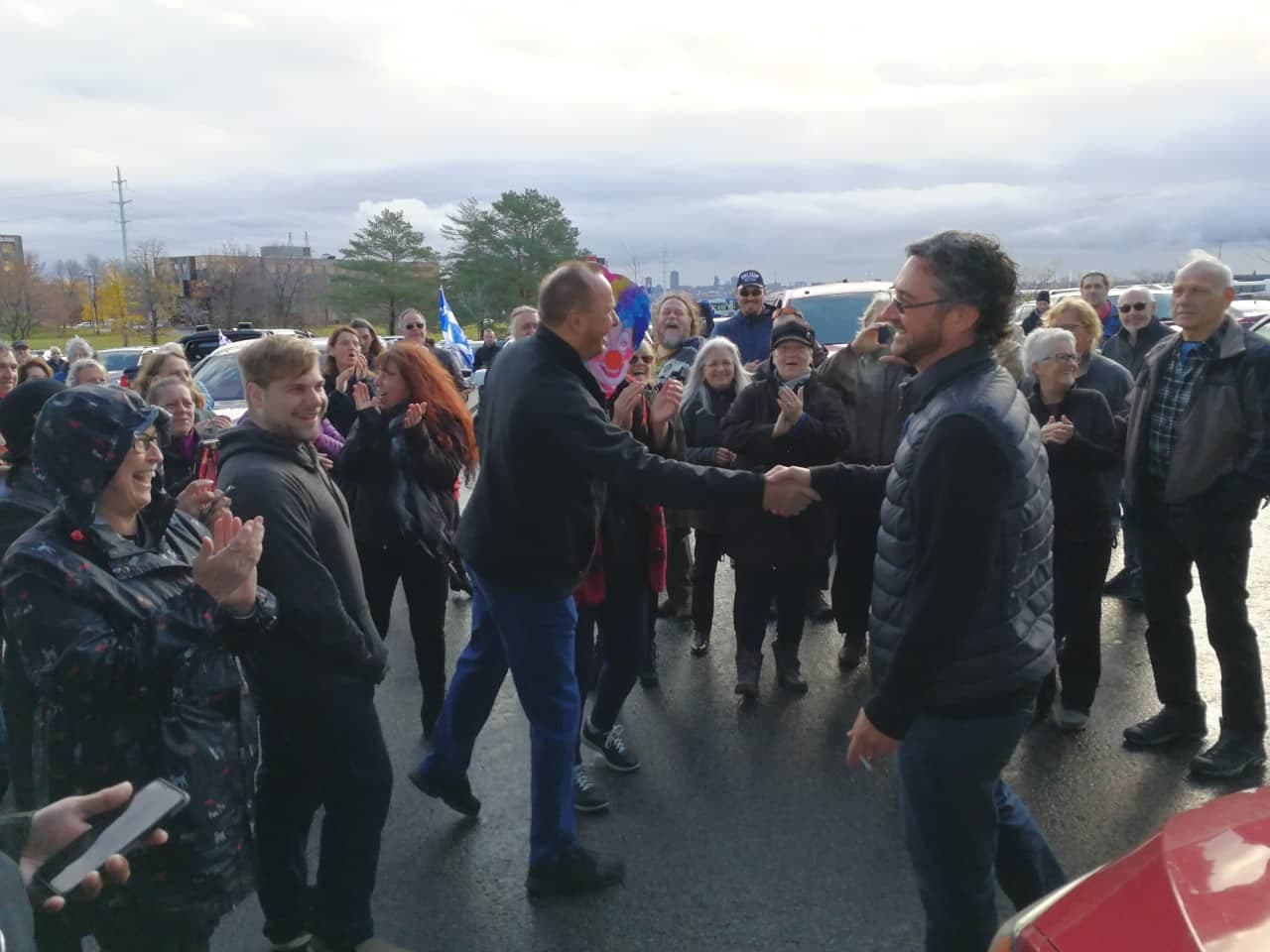 Avant le départ de Québec, l’un des organisateurs, Stéphane Blais, s’est adressé à la foule en faisant fi de la distanciation sociale.