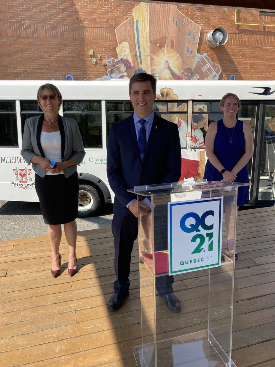 De gauche à droite, on reconnaît Shirley Burns (candidate dans Vanier-Duberger), le chef de Québec 21, Jean-François Gosselin, et Marie-Josée Proteau (candidate dans Saint-Roch–Saint-Sauveur).