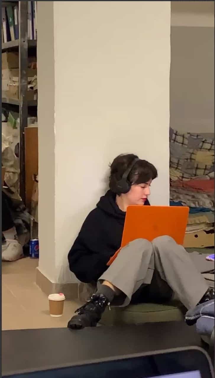 Valeria qui travaille dans un abri anti-bombes.