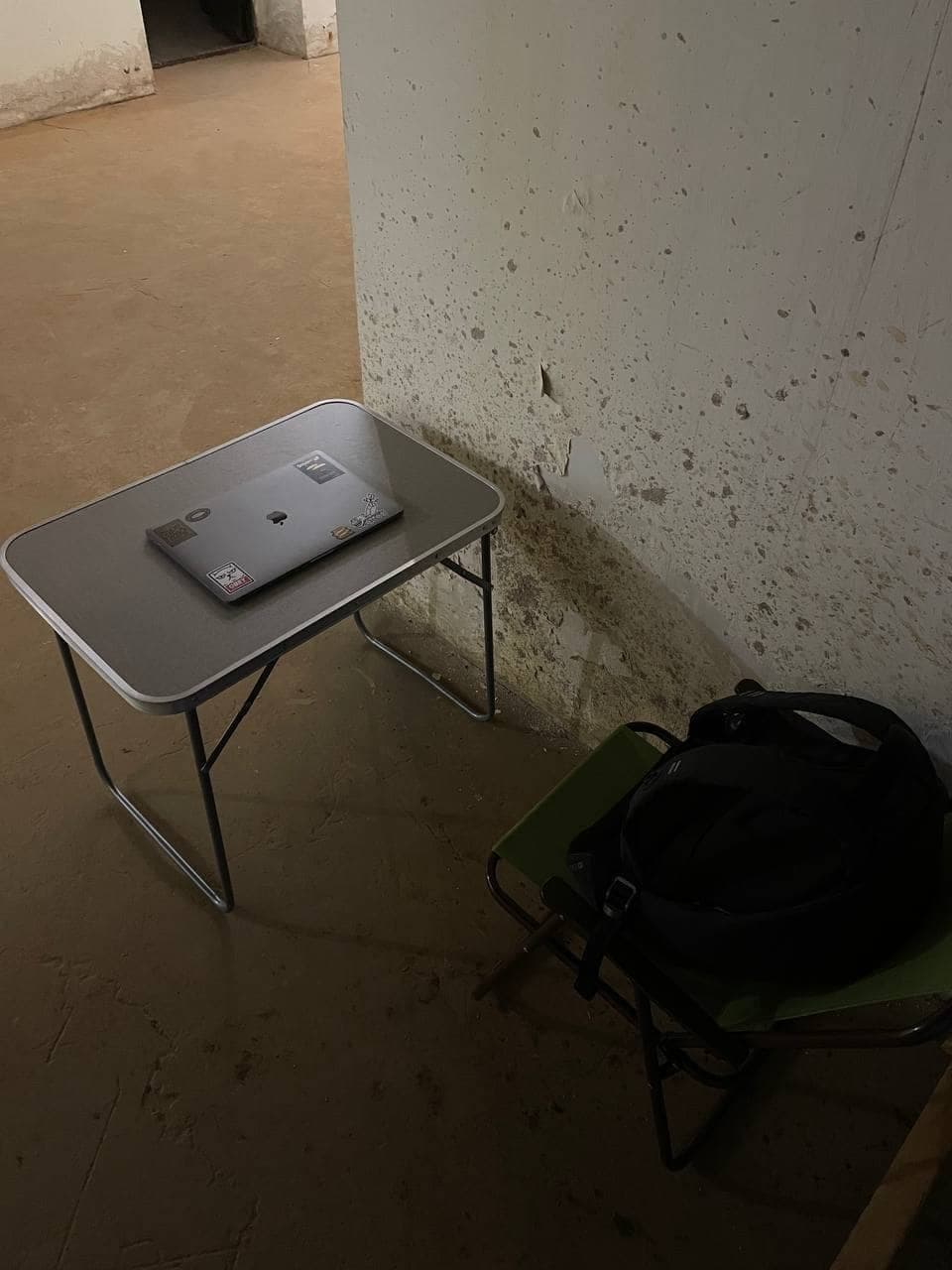 Un bureau de travail installé dans un abri anti-bombes.