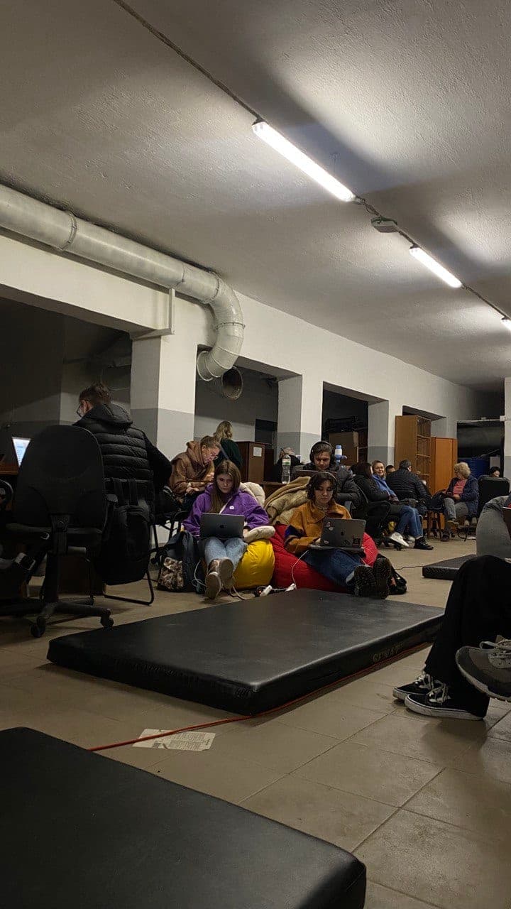 Une partie de l'équipe de Nebula dans un abri anti-bombes.